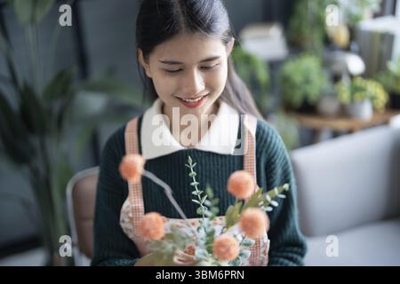 Glückliche asiatische Floristin Startup Kleinunternehmen erfolgreiches KMU im Blumengeschäft Stockfoto