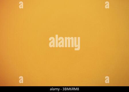 Flaches Design mit glattem orangefarbenem Hintergrund mit schwachen Flecken und dezenten Verläufen Stockfoto