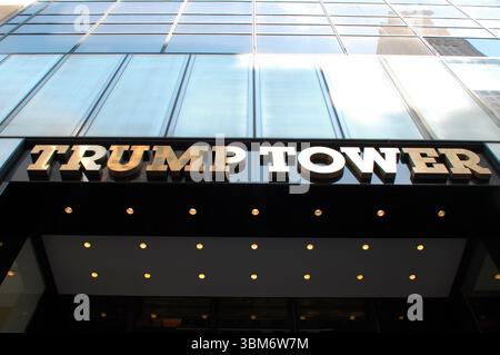 New York, Usa. Juni 2025. Der Trump Tower befindet sich auf der Fifth Avenue in Manhattan, New York City. New Yorker erleben hohe Temperaturen über 90 Grad Fahrenheit und feuchtes Wetter. Wetterempfehlungen drängen die Menschen, kühl und hydratisiert zu bleiben. Quelle: SOPA Images Limited/Alamy Live News Stockfoto