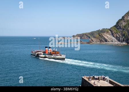 PS Waverley wurde 1946 gebaut und ist der letzte Raddampfer für Passagiere auf Seefahrten der Welt. Gesehen beim Verlassen des Hafens von Ilfracombe Stockfoto