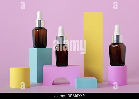 Beauty Natural Hautpflegeprodukt Mock Up. Serum- oder Collagen-Tropfflaschen auf verschiedenen geometrischen Podesten. Präsentation von Hautpflegeprodukten Stockfoto