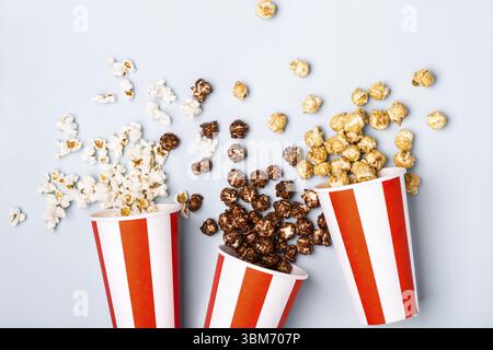 Popcorn-Set in weiß-roter Tasse mit Papierstreifen. Süßes und salziges Popcorn Stockfoto