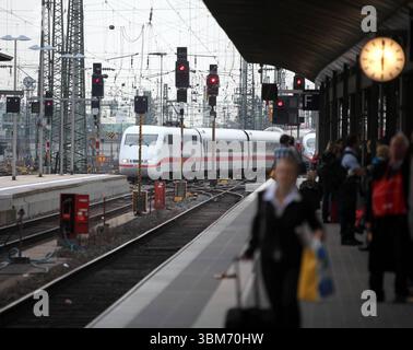 Frankfurt/Main, Hessen, Deutschland, 10.10.2014: ICE der Deutschen Bahn fährt am Frankfurter Hauptbahnhof ein Frankfurt Hauptbahnhof *** Frankfurt Main, Hessen, Deutschland, 10 10 10 2014 Deutsche Bahn ICE kommt am Frankfurter Hauptbahnhof Frankfurt Hauptbahnhof an Copyright: XdtsxNachrichtenagenturx dts 8186 Stockfoto
