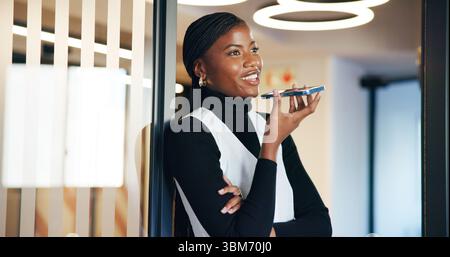 Schwarze Frau, Telefon- und Geschäftsgespräche mit Sprachnotiz für Gespräche, Audioaufnahmen oder Lautsprecher im Büro. Afrikanische Person, Berater und sprechende Person Stockfoto