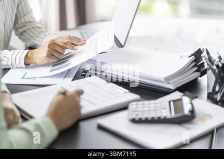 Geschäftsleute treffen sich Designideen professioneller Investor, der ein neues Start-up-Projekt arbeitet. Geschäftsmann und Geschäftsfrau, die zusammen arbeiten, treffen sich Conceep Stockfoto