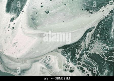 Acrylflüssigkeit Art.. Mischung aus weißem und türkisfarbenem Schaumstoff. Abstrakter Steinhintergrund oder Textur. Farbfluss auf Leinwand Stockfoto