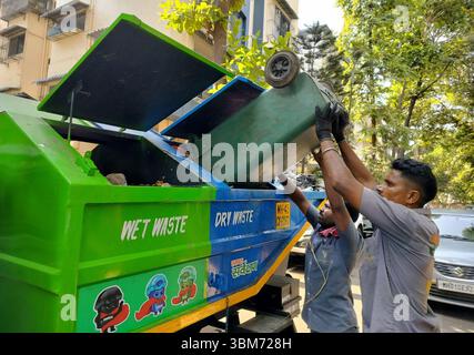 Navi Mumbai, Indien. Juni 2025. NAVI MUMBAI, INDIEN - 24. JUNI: Kommunale Arbeiter sammeln Müll im Müllwagen, während die Stadt ihre Sammlung und den Transport von kommunalem Abfall überholt, um am 24. Juni 2025 in Navi Mumbai, Indien, die sauberste Stadt zu gewährleisten. (Foto: Bachchan Kumar/Hindustan Times/SIPA USA) Credit: SIPA USA/Alamy Live News Stockfoto