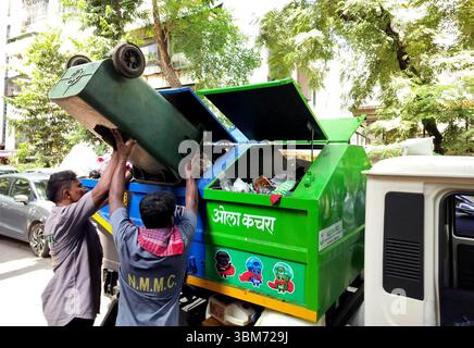 Navi Mumbai, Indien. Juni 2025. NAVI MUMBAI, INDIEN - 24. JUNI: Kommunale Arbeiter sammeln Müll im Müllwagen, während die Stadt ihre Sammlung und den Transport von kommunalem Abfall überholt, um am 24. Juni 2025 in Navi Mumbai, Indien, die sauberste Stadt zu gewährleisten. (Foto: Bachchan Kumar/Hindustan Times/SIPA USA) Credit: SIPA USA/Alamy Live News Stockfoto