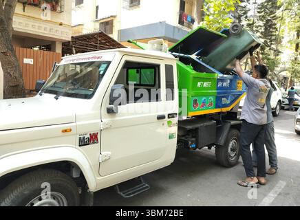 Navi Mumbai, Indien. Juni 2025. NAVI MUMBAI, INDIEN - 24. JUNI: Kommunale Arbeiter sammeln Müll im Müllwagen, während die Stadt ihre Sammlung und den Transport von kommunalem Abfall überholt, um am 24. Juni 2025 in Navi Mumbai, Indien, die sauberste Stadt zu gewährleisten. (Foto: Bachchan Kumar/Hindustan Times/SIPA USA) Credit: SIPA USA/Alamy Live News Stockfoto