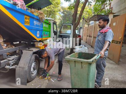 Navi Mumbai, Indien. Juni 2025. NAVI MUMBAI, INDIEN - 24. JUNI: Kommunale Arbeiter sammeln Müll im Müllwagen, während die Stadt ihre Sammlung und den Transport von kommunalem Abfall überholt, um am 24. Juni 2025 in Navi Mumbai, Indien, die sauberste Stadt zu gewährleisten. (Foto: Bachchan Kumar/Hindustan Times/SIPA USA) Credit: SIPA USA/Alamy Live News Stockfoto