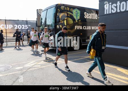 Seattle, Seattle, USA. Juni 2025. Seattle Sounders FC Mittelfeldspieler Cristian Roldan #7, Seattle Sounders FC Mittelfeldspieler JoÃ£o Paulo #6, Seattle Sounders FC Mittelfeldspieler Albert RusnÃ¡k #11, Seattle Sounders FC Verteidiger Alex Roldan #16 und Seattle Sounders FC Verteidiger Kim Kee-Hee #20 steigen aus dem Bus und ins Stadion, bevor das Spiel bei der FIFA Club-Weltmeisterschaft Seattle Sounders gegen Paris Saint Germain im US-Lumen Field stattfindet. (Kreditbild: © Melissa Levin/ZUMA Press Wire) NUR REDAKTIONELLE VERWENDUNG! Nicht für kommerzielle ZWECKE! Stockfoto