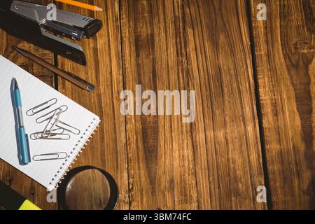 Bürobedarf auf Holztisch Stockfoto