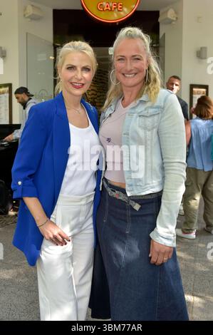 Tanja Bülter und Eva Mona Rodekirchen bei der Präsentation vom Tiergarten-Burger im Hard Rock Cafe. Berlin, 24.06.2025 *** Tanja Bülter und Eva Mona Rodekirchen bei der Präsentation des Tiergarten Burger im Hard Rock Cafe Berlin, 24 06 2025 Foto:XM.xBehrensx/xFuturexImagex Burger 5620 Stockfoto