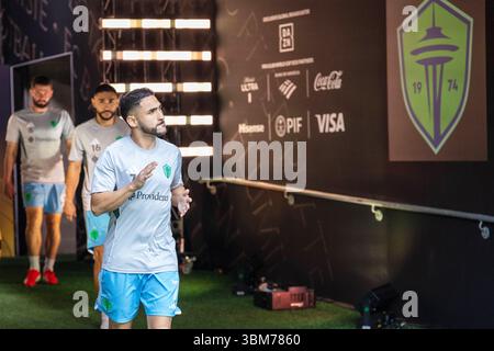 Seattle, Seattle, USA. Juni 2025. Seattle Sounders FC Mittelfeldspieler Cristian Roldan #7, Seattle Sounders FC Verteidiger Alex Roldan #16 und Seattle Sounders FC Mittelfeldspieler JoÃ£o Paulo #6 gehen auf das Feld, bevor das Spiel bei der FIFA Club-Weltmeisterschaft Seattle Sounders gegen Paris Saint Germain im Lumen Field in Seattle, Washington, USA, stattfindet. (Kreditbild: © Melissa Levin/ZUMA Press Wire) NUR REDAKTIONELLE VERWENDUNG! Nicht für kommerzielle ZWECKE! Stockfoto
