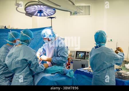 Die Platzierung einer Hüftprothese mit Roboterunterstützung am Lyon-Sud-Krankenhaus. Stockfoto