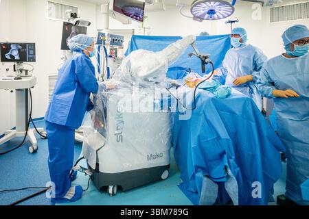 Die Platzierung einer Hüftprothese mit Roboterunterstützung am Lyon-Sud-Krankenhaus. Stockfoto