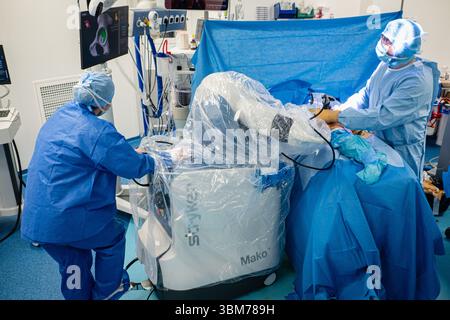 Die Platzierung einer Hüftprothese mit Roboterunterstützung am Lyon-Sud-Krankenhaus. Stockfoto