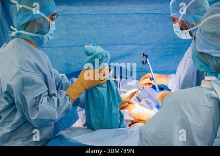 Die Platzierung einer Hüftprothese mit Roboterunterstützung am Lyon-Sud-Krankenhaus. Stockfoto