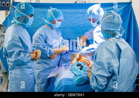 Die Platzierung einer Hüftprothese mit Roboterunterstützung am Lyon-Sud-Krankenhaus. Stockfoto