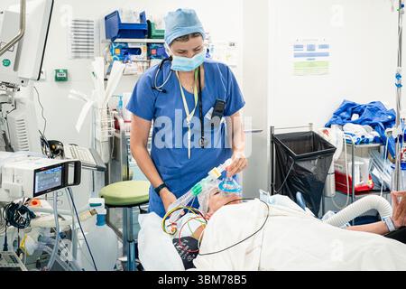 Die Platzierung einer Hüftprothese mit Roboterunterstützung am Lyon-Sud-Krankenhaus. Stockfoto