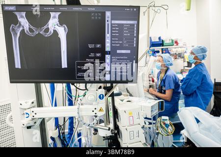 Die Platzierung einer Hüftprothese mit Roboterunterstützung am Lyon-Sud-Krankenhaus. Stockfoto