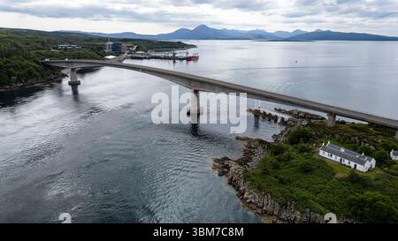 Drohnenansicht der Skye Bridge, die über Loch Alsh verläuft und die Isle of Skye mit dem schottischen Festland am Kyle of Lochalsh verbindet. Stockfoto