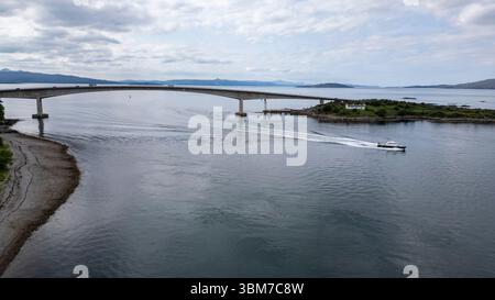 Drohnenansicht der Skye Bridge, die über Loch Alsh verläuft und die Isle of Skye mit dem schottischen Festland am Kyle of Lochalsh verbindet. Stockfoto