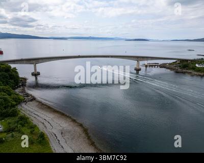 Drohnenansicht der Skye Bridge, die über Loch Alsh verläuft und die Isle of Skye mit dem schottischen Festland am Kyle of Lochalsh verbindet. Stockfoto