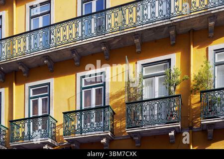 Balkone in Lissabon. Stockfoto