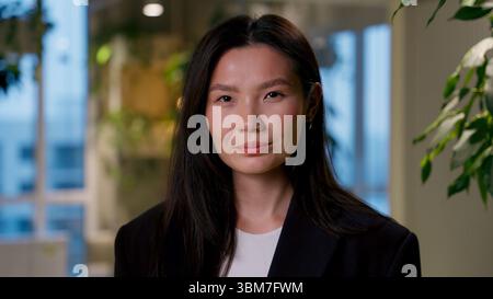 Asiatische Geschäftsfrau Porträt im Abendbüro erfolgreiche Geschäftsfrau schönes Mädchen Manager Arbeitgeber Chinesisch Koreanisch japanische Arbeiterin Stockfoto