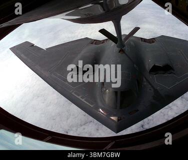 Ein Northrop B-2 Spirit der United States Air Force betankt einen KC-135 Stratotanker am 6. April 1999 während eines Luftangriffs zur Unterstützung der NATO-Operation Allied Force. Operation Allied Force ist die Luftoperation gegen Ziele in der Bundesrepublik Jugoslawien. Obligatorisches Foto von Ken Bergmann/USAF über CNP/ABACAPRESS.COM Credit: Abaca Press/Alamy Live News Stockfoto
