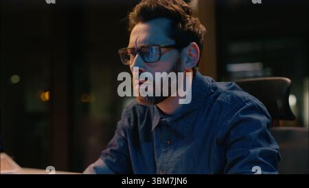 Kaukasischer Geschäftsmann mittleren Alters Börsenhändler Geschäftsmann Broker Computer Trading Analyst CEO Manager in Nachtbüro-Profi Stockfoto
