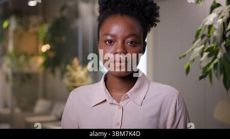 Büroporträt afroamerikanische Geschäftsfrau ethnisches Mädchen schöne Studentin ruhige Geschäftsfrau Arbeitgeber Manager Indoor professionelle Arbeiterin Stockfoto