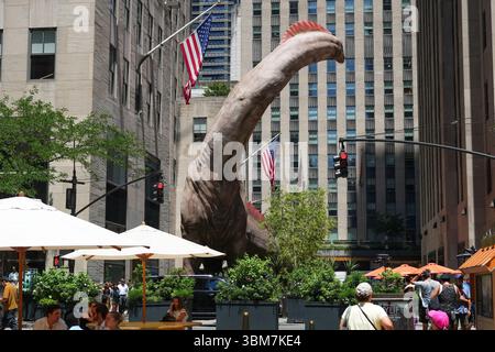 New York, USA, 24. Juni 2025. Ein fünfstöckiges Titanosaur-Modell erschien im New Yorker Rockefeller Center und zog im Rahmen einer Werbekampagne für den kommenden Film Jurassic World: Rebirth, 24. Juni 2025 Local Time eine Menge Zuschauer an. Quelle: Liao Pan/China News Service/Alamy Live News Stockfoto