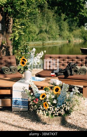 Blumenstrauß mit Sonnenblumen und Wildblumen Stockfoto