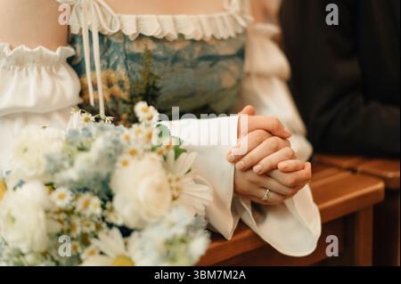 Die Hände der Braut vor dem Altar Stockfoto