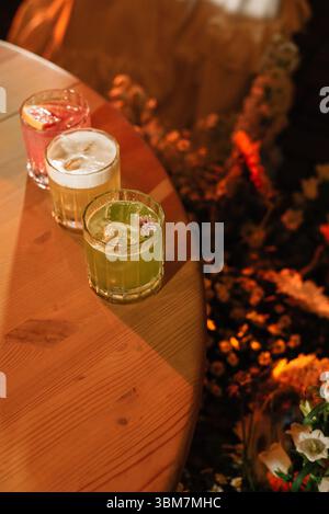Drei Cocktails auf dem Tisch Stockfoto