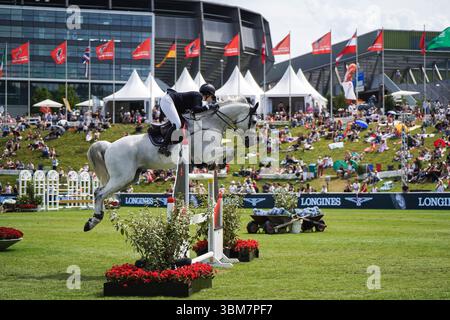 St. Gallen, Schweiz. Juni 2025. St. Gallen, Schweiz, 1. Juni 2025 Geraldine Straumann (Schweiz) auf Long John Silver 3 im Einsatz beim CSIO St. Gallen während des Longines Grand Prix im Stadion Gründenmoos in St. Gallen, Schweiz (Livia Schneider/SPP) Credit: SPP Sport Press Photo. /Alamy Live News Stockfoto