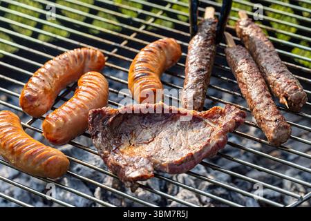 Verschiedene gegrillte Fleisch- und Würstchen auf einem Grill Stockfoto