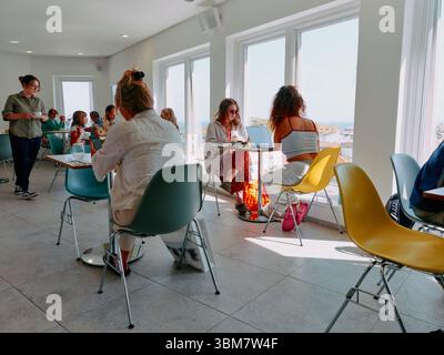 Das Café auf der obersten Etage und Besucher der Kunstgalerie Tate St Ives in St Ives, Cornwall, England, Großbritannien Stockfoto
