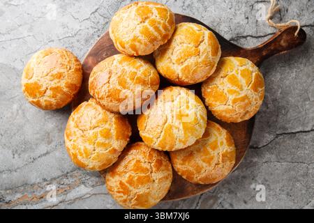 Hausgemachte chinesische Ananasbrötchen frisch gebacken und flauschig ähneln der Textur von Ananasnähe auf dem Tisch. Horizontale Draufsicht von oben Stockfoto