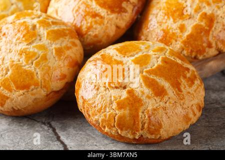 Hausgemachte chinesische Ananasbrötchen frisch gebacken und flauschig ähneln der Textur von Ananasnähe auf dem Tisch. Horizontal Stockfoto