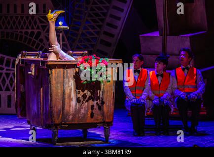 Schwerin, Deutschland. Juni 2025. Martha-Luise Urbanek als Valencienne und Andrew Henley in der Rolle der Camille de Rosillon singen und tanzen in der Operette „die fröhliche Witwe“ im neuen Theaterzelt des Mecklenburgischen Staatstheaters. Das Stück feiert seine Premiere am 27.06.2025. Aufgrund umfangreicher Bauarbeiten im historischen Bühnengebäude sind in der Spielzeit 2025/2026 sechs Inszenierungen im Theaterzelt geplant. Neben Theaterstücken, Balletten, Opern und Operetten wird das Mecklenburgische Staatsorchester auch seine Konzerte im Zelt aufführen. Quelle: Jens Büttner/dpa/Alamy Live News Stockfoto