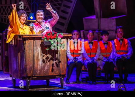 Schwerin, Deutschland. Juni 2025. Martha-Luise Urbanek als Valencienne und Andrew Henley in der Rolle der Camille de Rosillon singen und tanzen in der Operette „die fröhliche Witwe“ im neuen Theaterzelt des Mecklenburgischen Staatstheaters. Das Stück feiert seine Premiere am 27.06.2025. Aufgrund umfangreicher Bauarbeiten im historischen Bühnengebäude sind in der Spielzeit 2025/2026 sechs Inszenierungen im Theaterzelt geplant. Neben Theaterstücken, Balletten, Opern und Operetten wird das Mecklenburgische Staatsorchester auch seine Konzerte im Zelt aufführen. Quelle: Jens Büttner/dpa/Alamy Live News Stockfoto