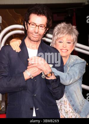 George Chakiris und Rita Moreno bei der Hand & Footprint Zeremonie zum 50. Jahrestag und Blue Ray Release von „West Side Story“ im Grauman's Chinese Theater in Hollywood, Los Angeles - 15. November 2011 Stockfoto