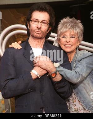 George Chakiris und Rita Moreno bei der Hand & Footprint Zeremonie zum 50. Jahrestag und Blue Ray Release von „West Side Story“ im Grauman's Chinese Theater in Hollywood, Los Angeles - 15. November 2011 Stockfoto