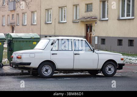 OSTRAVA, TSCHECHIEN - 31. JANUAR 2019: Altes Wartburg 353 W ostdeutsches Auto nach Facelift auf der Straße parkt Stockfoto
