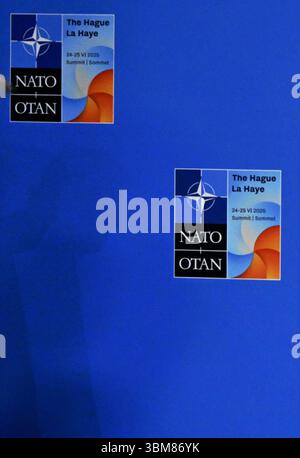 The Hagues, Niederlande. Juni 2025. Der Schatten von US-Präsident Donald Trump, der während eines Gipfels der staatschefs der NATO (Nordatlantikvertrags-Organisation) Militärallianz am Mittwoch, den 25. Juni 2025, in den Haag, Niederlande, dargestellt wurde. BELGA PHOTO ERIC LALMAND Credit: Belga News Agency/Alamy Live News Credit: Belga News Agency/Alamy Live News Stockfoto