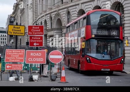 Mehrere Straßensperrschilder bei Bank in der City of London am 3. Juni 2025 in London, Vereinigtes Königreich. Diese Warnschilder informieren die Verkehrsteilnehmer darüber, dass die King William Street für Fahrzeuge gesperrt ist. Stockfoto