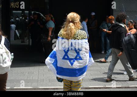 Gegenprotestierende bei einer Demonstration gegen die Bombardierung iranischer Atomanlagen durch das US-Militär am Times Square, Manhattan. Stockfoto